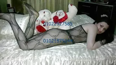 បុរសពាក់ម៉ាស់ spanked ចងក្មេងស្រីម្នាក់នៅក្នុងជើងខ្មៅ