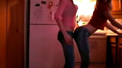 Fucks brunette Busty ជាមួយគ្រូបង្រៀននិងទទួលបានច្រើននៃ cum មួយ
