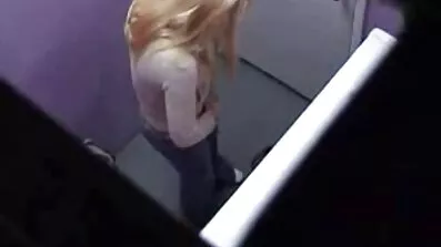 Fucked នៅក្នុងសត្វលាល្បួងក្រហមសក់និងនាំចូលទៅក្នុងញៀន