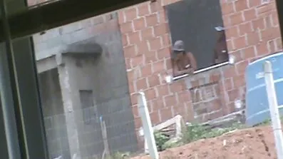 គាត់បានដាក់នៅលើ strapon មួយនិង fucked មិត្តស្រី busty របស់គាត់នៅលើ couch នេះ