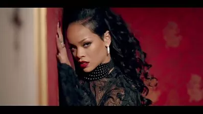 ខោបានធ្លាក់ចុះនិង fucked ដោយពៅ mulatto មួយ