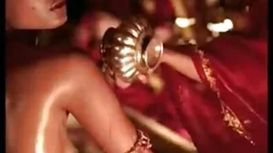 ជើង fetish cumshot នៅលើជើងម្ចាស់ Busty មុនពេលចូលឆ្នាំគណបក្ស