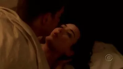 Busty ឡាតាំងឆ្កេលេបយ៉ាងសប្បាយរីករាយជល់មាន់និងជាមួយបុរសម្នាក់