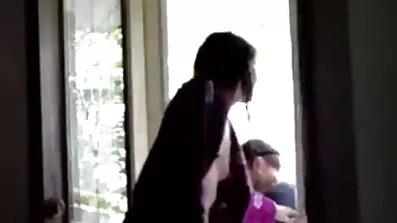 ចំណុចនៃទិដ្ឋភាពកម្ទេច pussy juicy នៃ brunette វ័យក្មេង