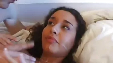 ក្មេងស្រី Latina fucked លោភលន់ដោយមិត្តប្រុសនៅក្នុងបន្ទប់ទឹក