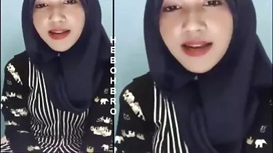 គាត់បានលេង ballad នៃបុរសម្នាក់នៅលើហ្គីតានិងបានផ្ដល់ឱ្យខ្លួនឯងនៅក្នុងលានេះ។