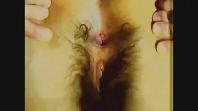 គូស្នេហ៍ fucked ការលំបាកនៅលើ couch នៃស្ត្រីដែលមានភាពចាស់ទុំនៅក្នុងស្តុក