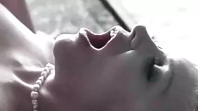 ក្មេងស្រី Busty ក្នុងការគ្រងសម្លៀកបំពាក់វីរៈបុរសទំនើបជំពប់ដួលលើ BDSM