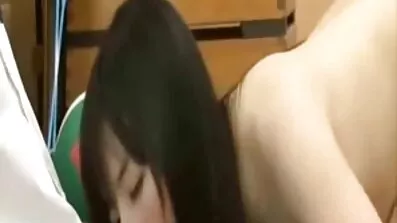 ប្តីប្រពន្ធ Busty គ្រោងបុរសម្នាក់សម្រាប់ការរួមភេទជំនួសឱ្យការគូរជញ្ជាំង