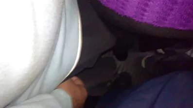 Mulatto ជាមួយជល់ធំជ្រាបចូលក្នុង pussy មានរោមនៃ brunette មួយ