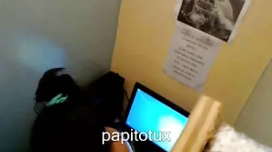 Fucks ពាណិជ្ជកររថយន្តក្មេងស្រីគ្រឿងយន្តខាងស្ដាំនៅលើកន្លែងការងាររបស់គាត់