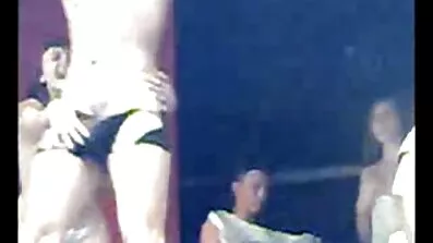 Fuck រន្ធគូថខ្មៅជាមួយ brunette ដុតនៅលើរាបស្មើ