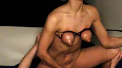 Busty ល្បួងបានផ្ដល់ឱ្យ blowjob មួយនិងបានផ្ដល់ឱ្យខ្លួននាងទៅជាបុរសសង្ហា