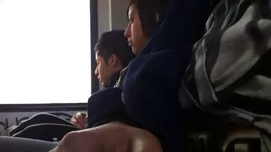 Dude បើកឡានជល់ចូលទៅក្នុង pussy មានរោមនៃការស្រឡាញ់ដែលមានភាពចាស់ទុំក្នុង fishnets