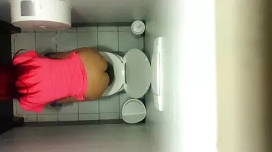 ស្លុតក្នុង pantyhose fishnet fucked ដោយពីរខ្មៅ