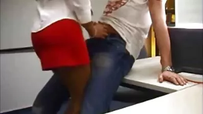 ព្រឹកព្រលឹមនៅអាស៊ី fucked ដោយគូស្នេហ៍របស់នាងនៅលើគ្រែ