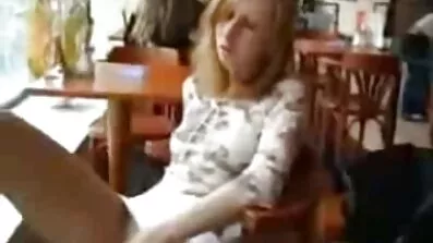 អាគ្នេយ៍ bionda blonde masturbates ផងដែរជាមួយ dildo ធំ