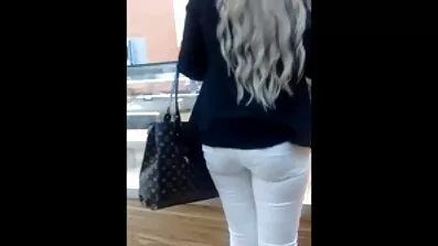 ស្បែក bionda blonde បង្កសម្រាប់អ្នកថតរូបនៅលើគ្រាប់បាល់ទីលានលំហាត់ប្រាណមួយ