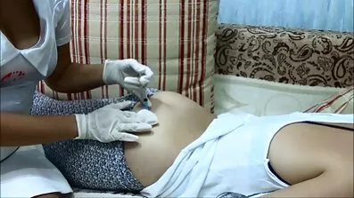 Gags ពណ៌ទង់ដែងនៅលើបុរសម្នាក់ជល់មាន់ឃោរឃៅមួយសម្រាប់ជាដើមរសជាតិ