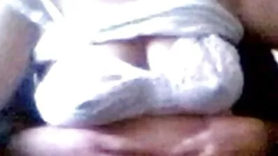 របស់ Lady ជាមួយ pussy មានរោមនៅក្នុងស្រោមជើងពេញចិត្តមិត្តប្រុសនៅលើ couch នេះ