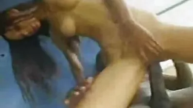 ក្មេងស្រីស្រឡាញ់ដើម្បី fuck ជាមួយបុរសស្បែកខ្មៅនិងទទួលជល់មាន់ធំ