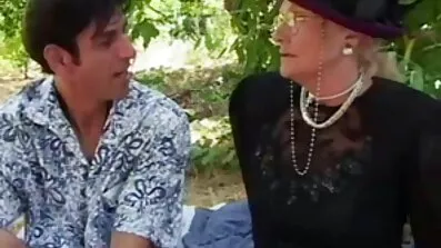 Busty ឡាទីណាត្រៀមខ្លួនជាស្រេចដើម្បី fuck អំពើហិង្សាដោយអាងទឹក