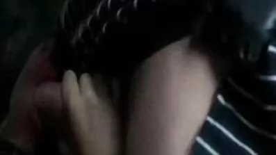នៅលើឥដ្ឋ,បុរសម្នាក់ fucks រុស្ស៊ី crevices ទាំងអស់នៃក្មេងស្រីអាស៊ីមានភាពផុយស្រួយ