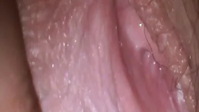 បុរសម្នាក់ចង់ពន្លត់ boner ព្រឹក fucking ជាមួយក្មេងស្រីវ័យក្មេង