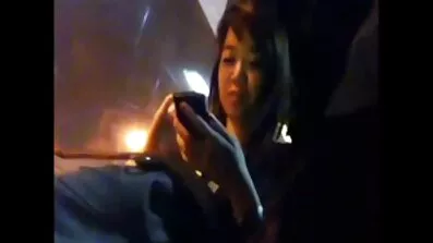 Undressed Lustfully និងយ៉ាងសកម្ម jerking លិង្គរបស់បុរសនោះជាមួយនឹងដៃជំនាញ