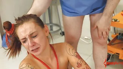 Busty បុរសម្នាក់ fucks ស្ត្រីវ័យក្មេងបន្ទាប់ពី stroking ក្នុង 69 បង្ក