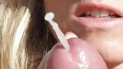 នៅក្នុងការិយាល័យ,ថៅកែ fucked ប៍នតង់ដេរុស្ស៊ីនៅក្នុងរន្ធទាំងអស់