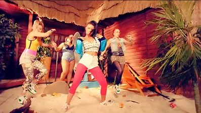 ដែលមានអាយុពី ebony chick បានផ្តល់ឱ្យឡើងនៅលើកំរាលឥដ្ឋដើម្បីជាគ្រូបង្វឹកសម្បទារបស់នាង