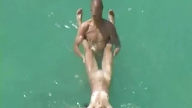Fucks សេរីភាពដែលមានបទពិសោធន៍វ័យក្មេង flirty