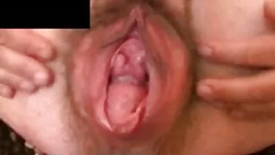 Brunette Horny ស្ថិតនៅលើគ្រែនិងទាមទារភាពខុសគ្នានៃការរួមភេទមួយ