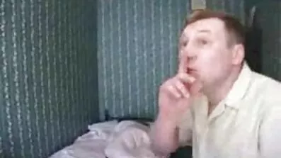 ក្រុមក្មេងទំនើង chick ងងឹត hued-fucked នៅក្នុង coochie ឆៅនិង cumshot មុខដ៏ធំមួយ
