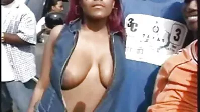 Dudes បានចាកចេញពីឆ្កេ oiled នៅក្នុងរង្វង់សាកល្បងរន្ធគូថរបស់នាង។
