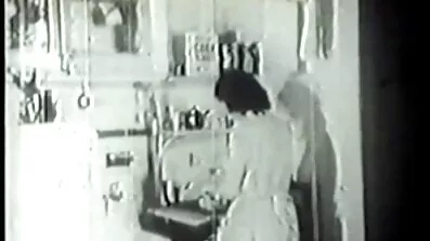 វ៉ែនតារើសមុខក្មេងស្រី fucked និង fucked លោភលន់នៅលើ couch នេះ