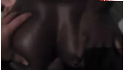 Busty brunette ជាមួយស្នាមសាក់លោតនៅលើលិង្គក្នុង co