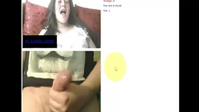 ទារក Buomom ទារក Lana លោក Ivans fucks ខ្លួននាងយ៉ាងខ្លាំងជាមួយនឹងរំញ័រមួយ។