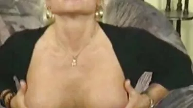 ការធ្លាក់ចុះ lass គឺ horny បន្ទាប់ពីផ្កាឈូកនិងចង់ fuck ល្អ