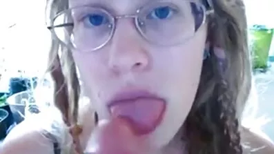ម៉ូដែលស្រើបស្រាល fondles tits ស្រស់ស្អាតនិងសេះកោរមួយ