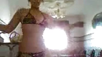 Brunettes ពីរ fuck រដុបជាមួយមិត្តប្រុសនៅក្នុងលាដ៏ស្រស់ស្អាតរបស់ពួកគេ