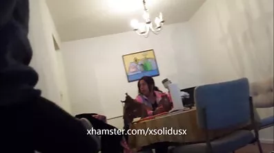 Busty អាស៊ីក្នុងស្រោមជើង masturbates ជាមួយប្រដាប់ក្មេងលេងមួយ