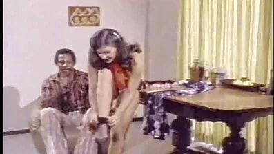 Dude Uninhibited នេះ pussy នៃ brunette scorching ជាមួយនឹងការចាក់សាក់