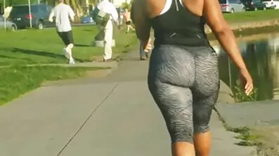 ក្មេងស្រី ebony ជាមួយ tits ធំជិះដើមស